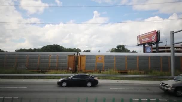 Auta na dálnici nedaleko železniční s vlakem — Stock video