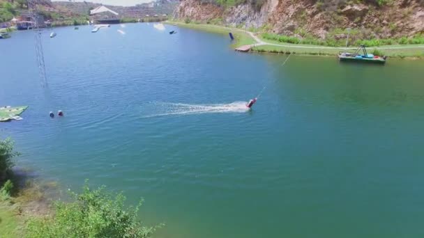 Menschen amüsieren sich auf dem Wasser — Stockvideo