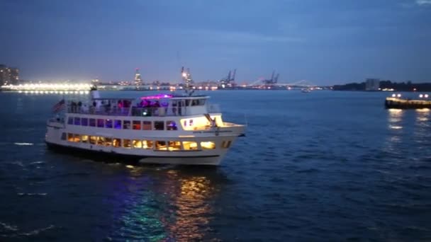 船とニューヨークの水の近くの高層ビル — ストック動画