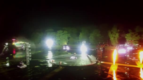 Vuurwerk op het podium met licht apparatuur op tuin vijver — Stockvideo