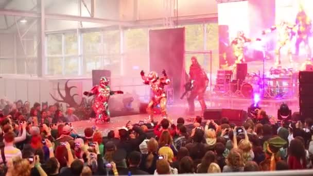 Cosplayers dança no palco no Everycon em Sokolniki — Vídeo de Stock