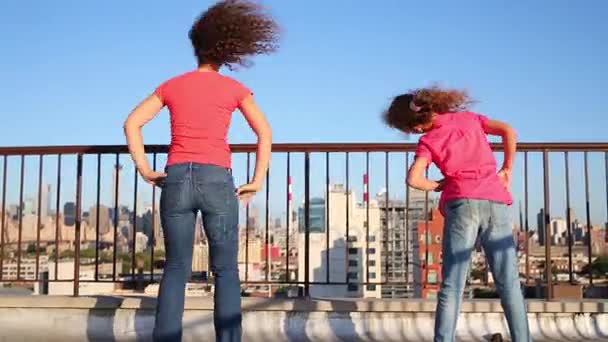 Mother and daughter do exercises on roof in New York — Stock Video