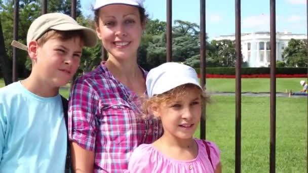 Femme avec enfants près du treillis de la Maison Blanche à Washington — Video