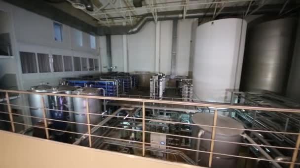 Leere Werkstatt mit moderner Ausstattung in Brauerei — Stockvideo