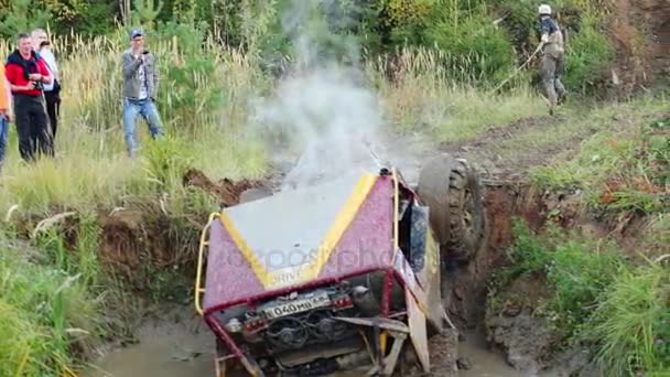 Homem arrasta SUV em competição off-road — Vídeo de Stock