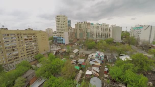 Área de favelas entre casas residenciais altas — Vídeo de Stock