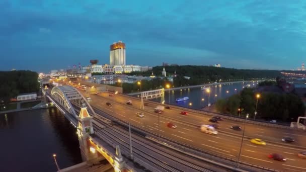 Paisaje urbano con tráfico de transporte en el puente Novoandreevsky — Vídeos de Stock