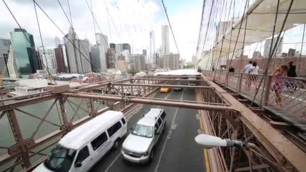 Bilar flytta över Brooklyn Bridge — Stockvideo
