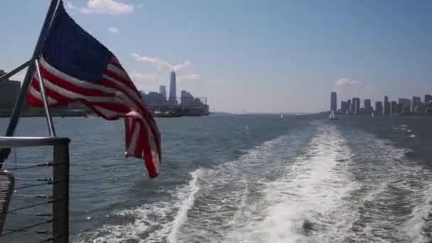 View from sailing ship to water foam in New York city — Stock Video