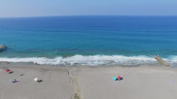 Havet stranden med flera personer — Stockvideo