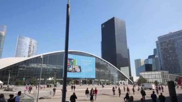 Paris La Defense bölgesinin modern mimari — Stok video