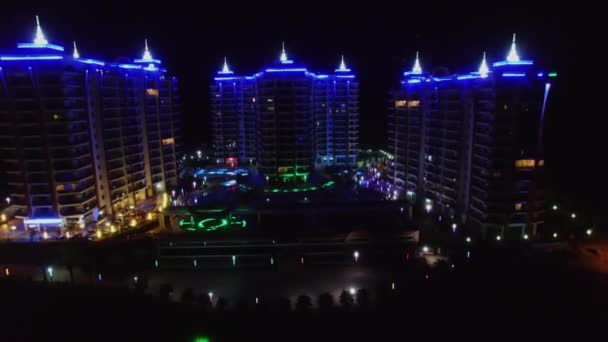 Иллюминированные здания гостиничного комплекса Azura Park ночью — стоковое видео