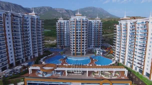 Hotel complexo Azura Park contra montanhas — Vídeo de Stock