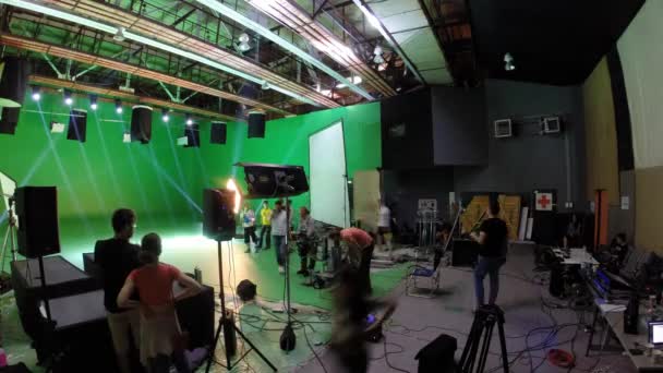 Dreharbeiten für Clip Go im grünen Studio — Stockvideo