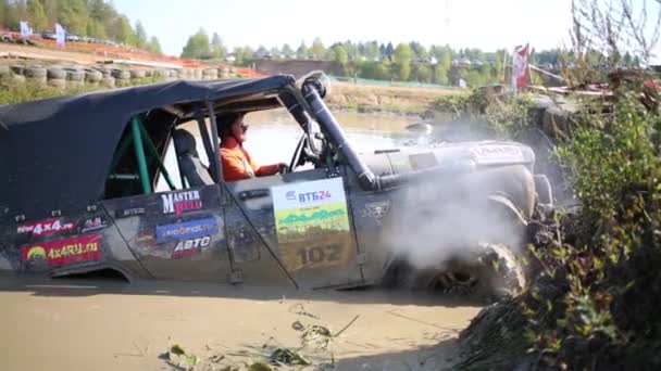 汽车陷入了越野竞争雨林挑战俄罗斯 — 图库视频影像