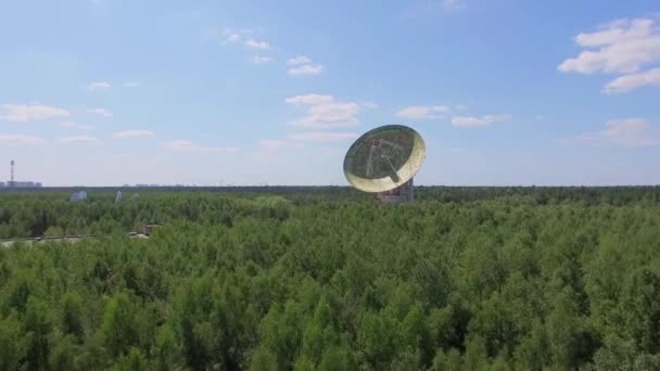 Radiosände teleskop bland skog — Stockvideo