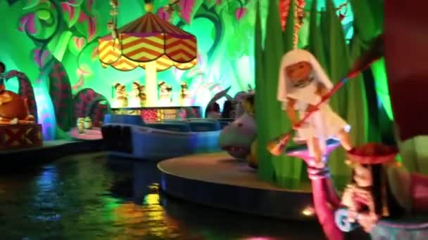 Поющие куклы в притяжении Этот маленький мир в Диснейленде — стоковое видео