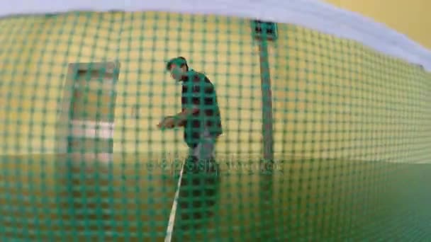 Hombres y un adolescente jugando ping-pong — Vídeo de stock