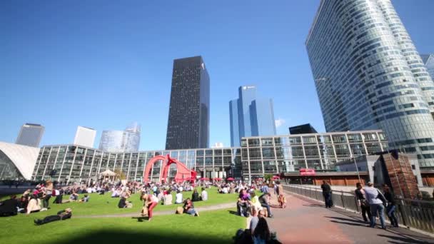 People dine on the lawn in La Defence district — Stock Video