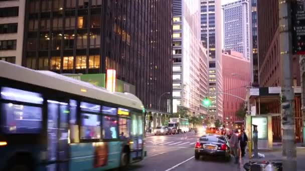 Calle nocturna con coches y vallas publicitarias en Nueva York — Vídeos de Stock