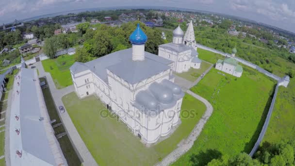 Klasztoru Saint Trinity Daniłow w pobliżu staw i wieś — Wideo stockowe