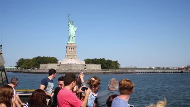 As pessoas no navio olham para a Estátua da Liberdade — Vídeo de Stock