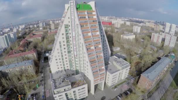 Városképet gazdagító épületnek szánták a lakás komplexum piramis — Stock videók