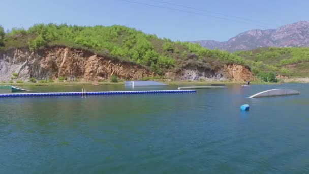 Surfer rides on board in Golden Cable Park — Stock Video