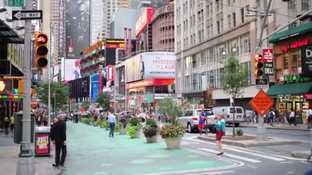 La gente va in strada con cartelloni pubblicitari a New York — Video Stock