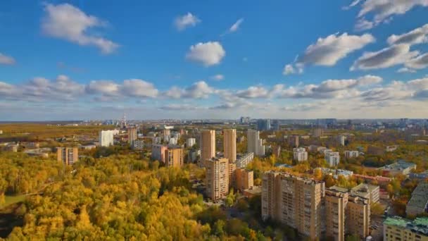 Wolken lopen over de stad — Stockvideo