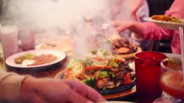 Persone e cibo caldo con vapore — Video Stock