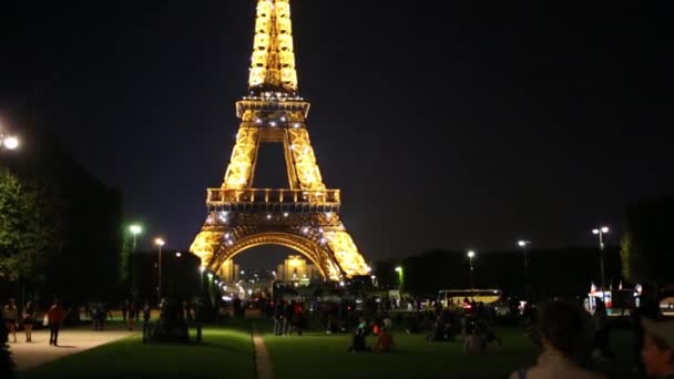 晚上在巴黎埃菲尔铁塔附近的人 — 图库视频影像