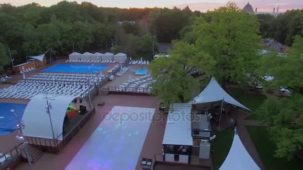 Dansgolv nära poolområdet i urban beach — Stockvideo