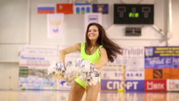 Mulher dança após jogo de futebol indoor — Vídeo de Stock