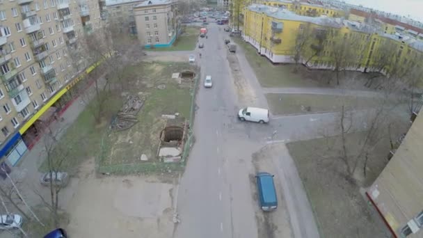 Araba sürmek yanında yapım aşamasında yakınındaki evleri sokak — Stok video