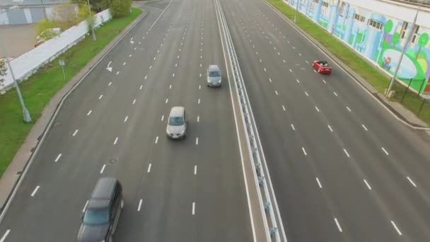 Kabriolet, jízdy na dálnici s provozem — Stock video