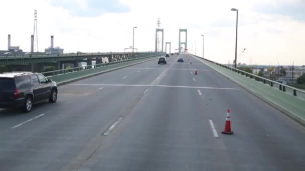 Carros modernos se movem em ponte suspensa — Vídeo de Stock