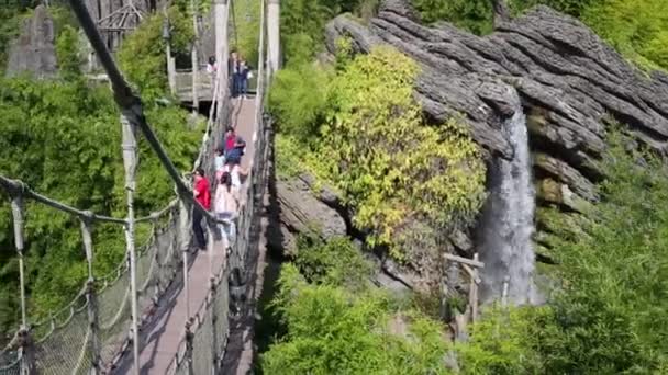 Призупинено мосту в Adventureland Діснейленді в Парижі — стокове відео