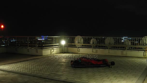 Coppia che dorme su un materasso ad aria sul tetto — Video Stock