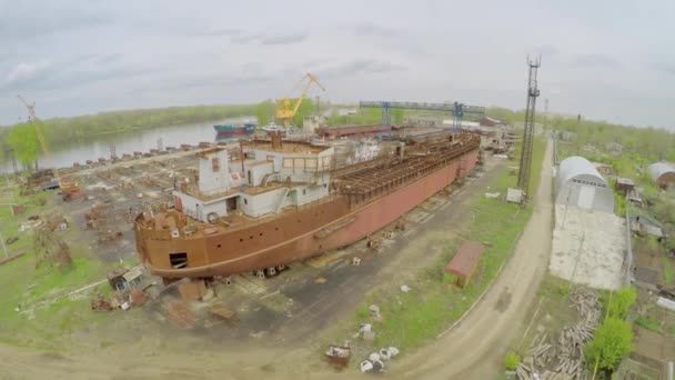 Wharf s nedokončená loď na břeh Volhy river — Stock video