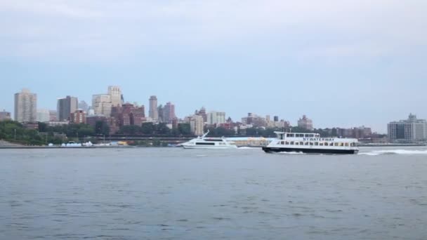 船航行在纽约市附近 — 图库视频影像