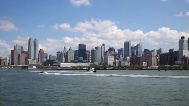 Vista desde velero a costa de la ciudad con edificios — Vídeos de Stock