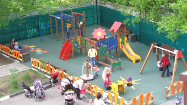 Parque infantil con niños y padres en Moscú — Vídeos de Stock