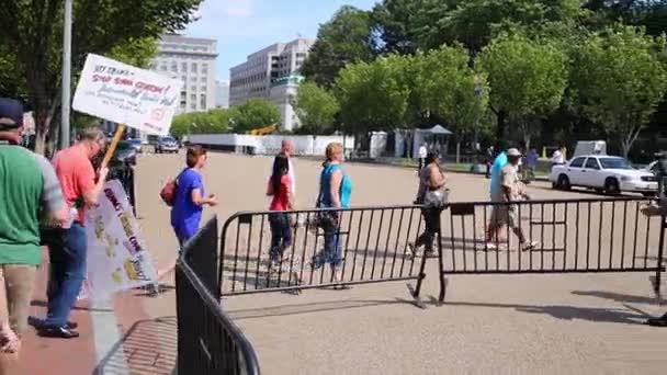 Manifestantes y turistas cerca de la Casa Blanca en Washington — Vídeos de Stock