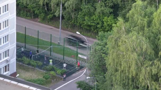 Adolescentes jugando voleibol en el patio cerca de la universidad — Vídeo de stock