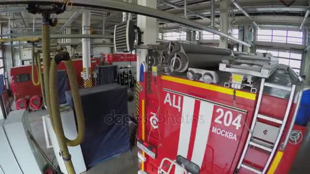 Спецтранспорт находится в гараже пожарной части — стоковое видео