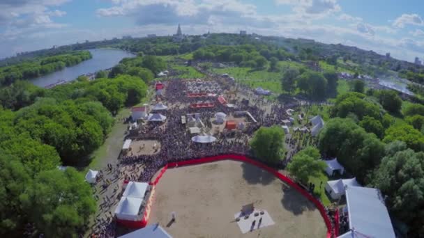 Menschen gehen während der Freiluftferien im Park spazieren — Stockvideo