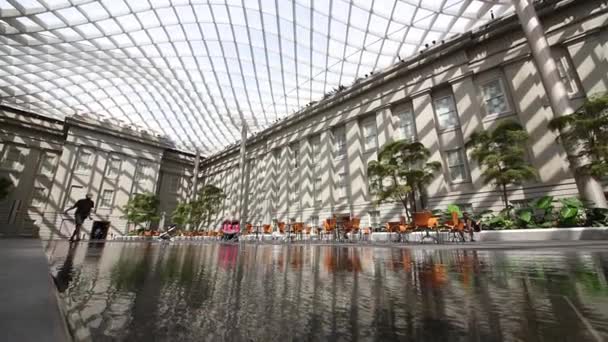 Menino vai em água de fluxo no chão na Galeria Nacional de Retratos — Vídeo de Stock