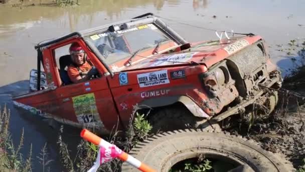 Arrastrar el coche en la competencia off-road Selva tropical — Vídeo de stock