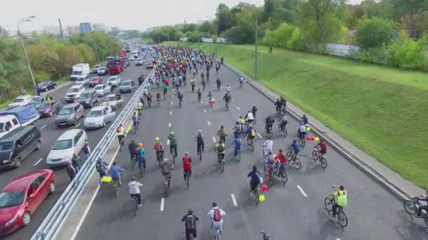 Zatłoczenia na autostrady i ludzie jeździć na rowerach — Wideo stockowe